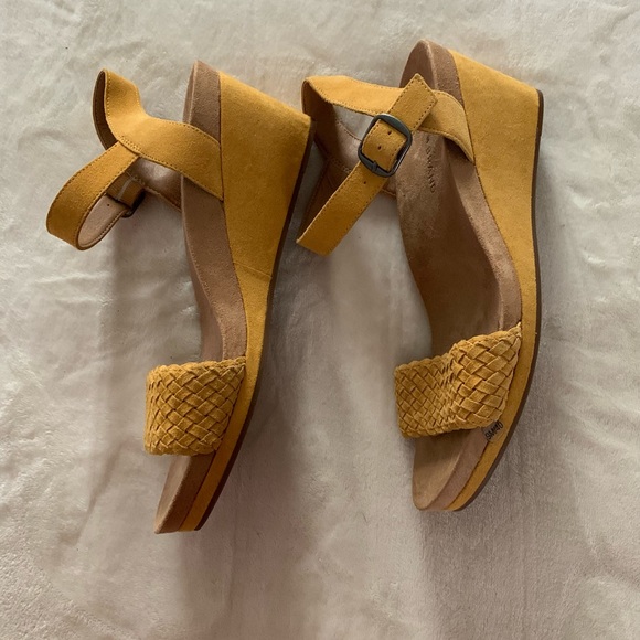💛Lucky Brand Yellow Suede Sandals💛 - Picture 2 of 7